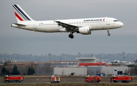 An Air France Airbus A320 takes off in Colomiers near Toulouse, France, France, December 13, 2017. REUTERS/Regis Duvignau