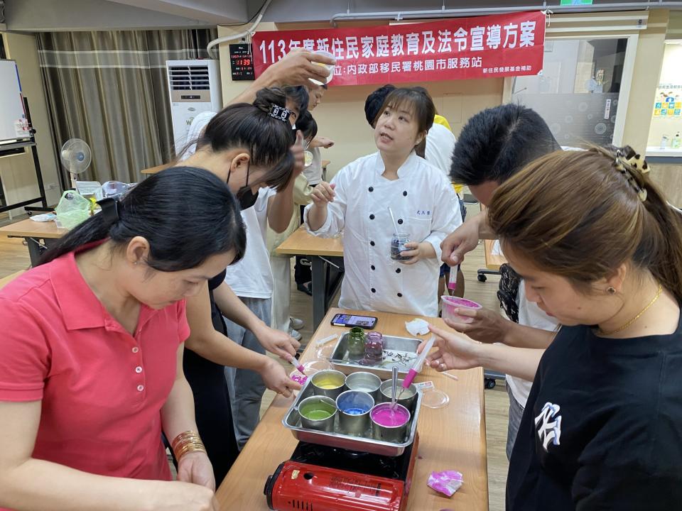 武玉蓉教導學員手作果凍花。圖：桃園市服務站提供