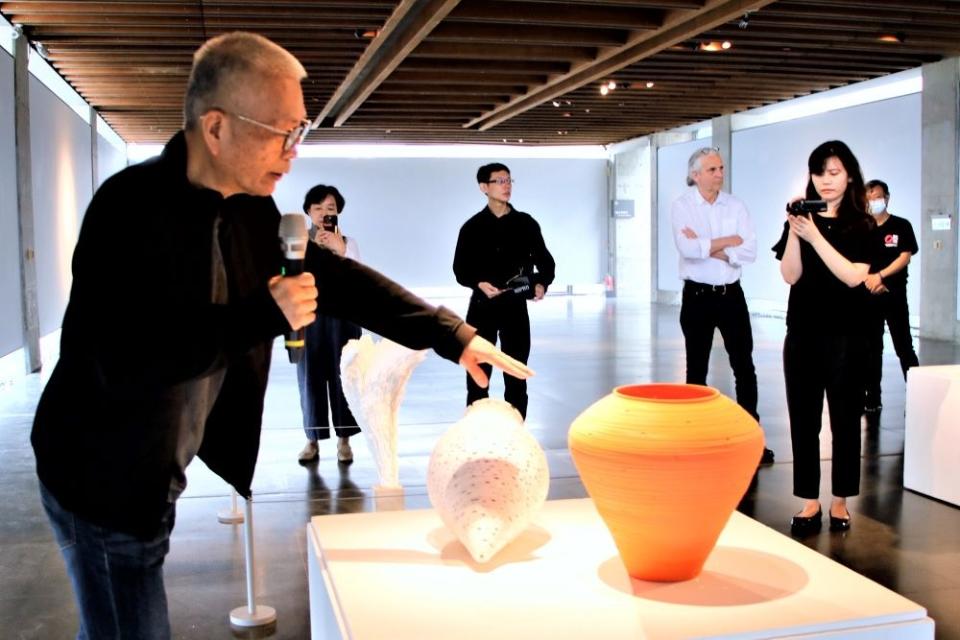 《圖說》評審委員劉鎮洲為大家導覽金獎作品，韓國的權真姬（Kwon Jin Hee）《概念核心_甕》。〈陶博館提供〉