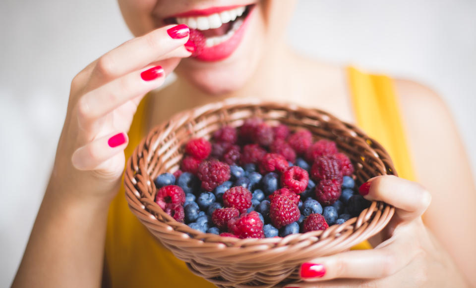 Los frutos del bosque son unos valiosos aliados para la salud, y sí, también es uno de los alimentos que ayudan a aliviar el dolor de cabeza. (Getty Creative)