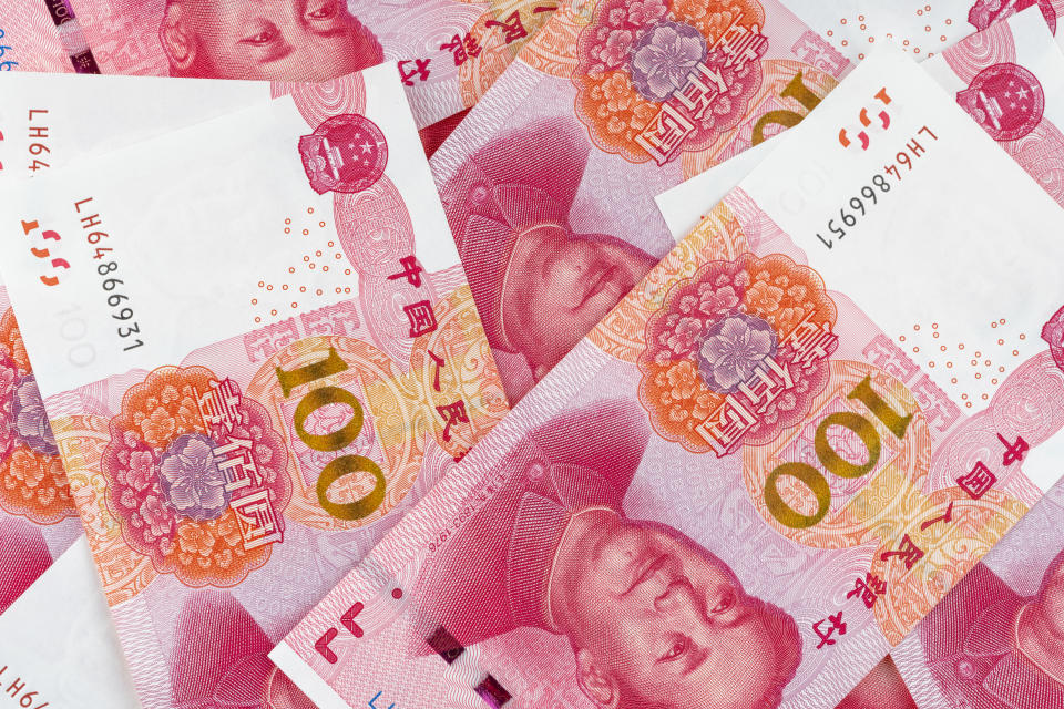 100-yuan banknotes as an example of the temporary suspension of remittances to China via non-bank and non-card channels.