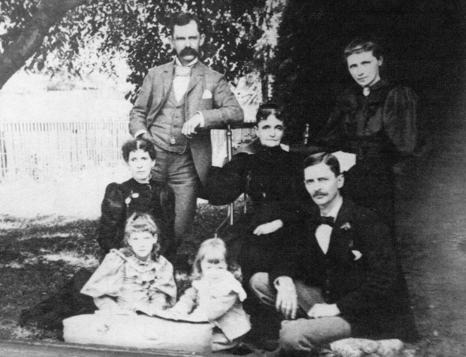 Mott family photo taken around 1902.