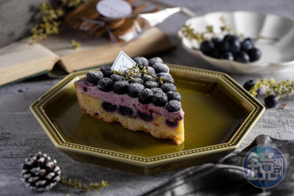 「我的藍莓夜」以野生莓果果泥調製成的藍莓風味乳酪搭配薰衣草酥脆派皮。（140元／片）