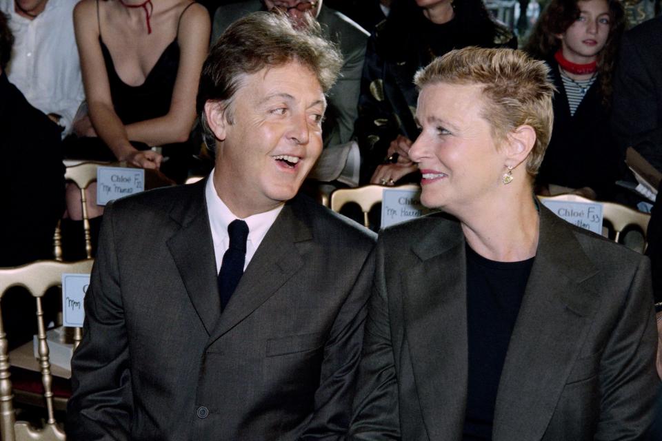 Former Beatle Paul McCartney (L) and his wife Linda smile at each other on October 15, 1997 during the presentation of the French fashion house Chloe'sSpring/Summer 1998 ready-to-wear collection designed by their daughter  Stella. / AFP PHOTO / Jack GUEZ        (Photo credit should read JACK GUEZ/AFP via Getty Images)