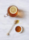 <p>Honig hilft dank seiner entzündungshemmenden Wirkung nicht nur gegen spröde Lippen. Wer jeden Morgen vor dem Frühstück heißes Wasser mit einem Spritzer Zitronensaft und Honig trinkt, regt unter anderem den Abbau von Fett an. Das Wasser sollte dabei aber nicht wärmer als 40 Grad sein. (Bild: Getty Images) </p>