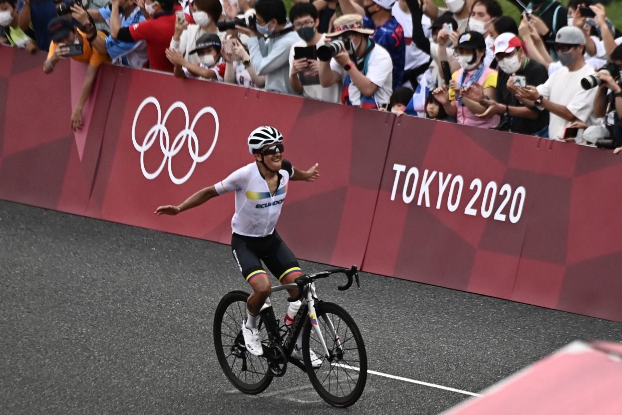 Fans celebrate Riichard Carapaz's gold medal win. (Jeff Pachoud / Getty Images)