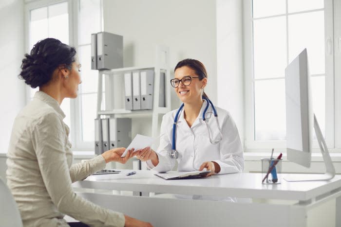 mujer en una consulta médica