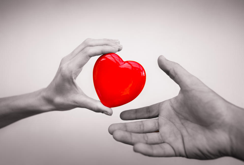 <b> Ayudar a otros que lo necesiten y salvar vidas</b> es el principal motivo por el que los españoles donarían sus órganos y tejidos tras su fallecimiento. (Foto: Shutterstock)