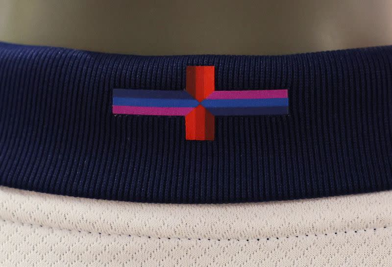 Un diseño de la Cruz de San Jorge se ve en la nueva camiseta de fútbol de Inglaterra en exhibición en la tienda del estadio de Wembley en Londres