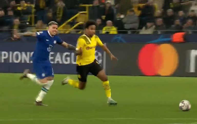 Karim Adeyemi dejó atrás a Enzo Fernández y consiguió el único tanto de Borussia Dortmund 1 vs. Chelsea 0, por la Champions League.