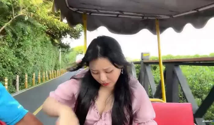 女直播主騎腳踏車突遭男子伸手。（翻攝afreecatv）