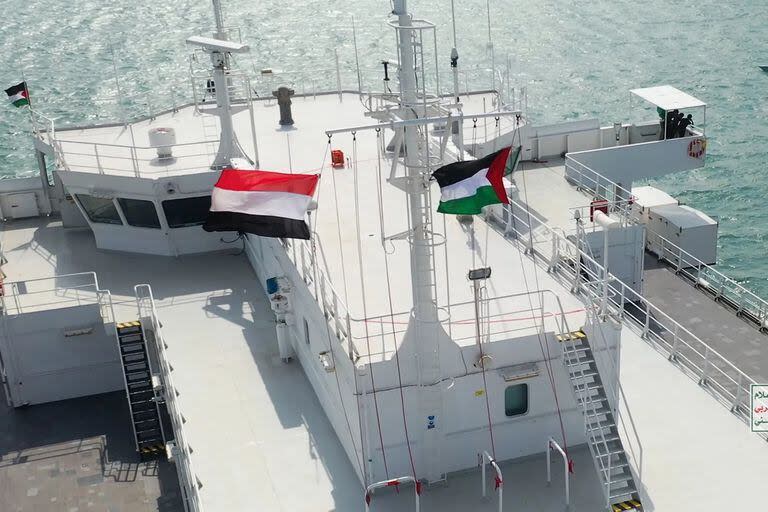 La cubierta del carguero 'Galaxy Leader' con las banderas yemení y palestina después de que los rebeldes Hutíes se apoderaran de él en el Mar Rojo frente a la costa de Hodeidah
