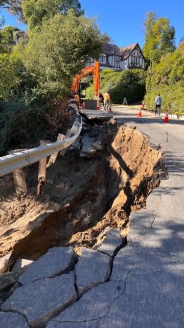 被大水沖塌的道路。（記者楊青／攝影）