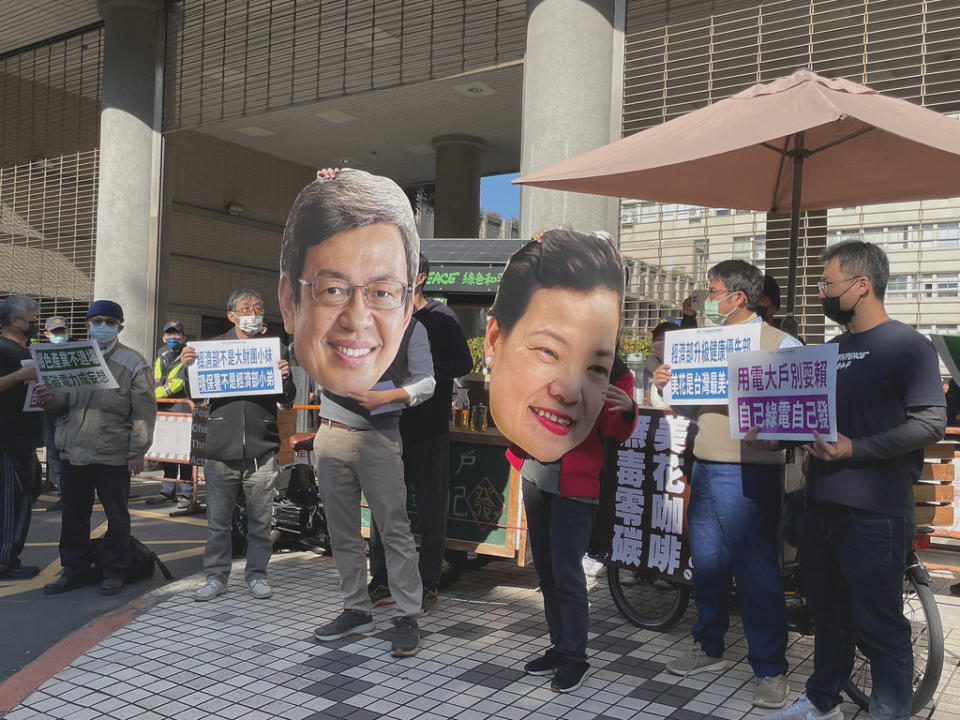 民間團體以行動劇方式，表示台灣透過工業電價合理化等方式，從褐色咖啡轉為無毒零碳的綠茶，讓綠經濟起飛。攝影：劉庭莉