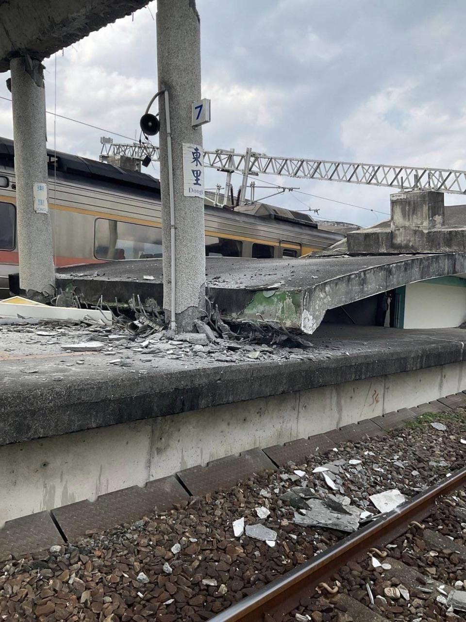 東里車站的月台建築毀損，420次自強號列車車頭傾斜。（翻攝自臉書）