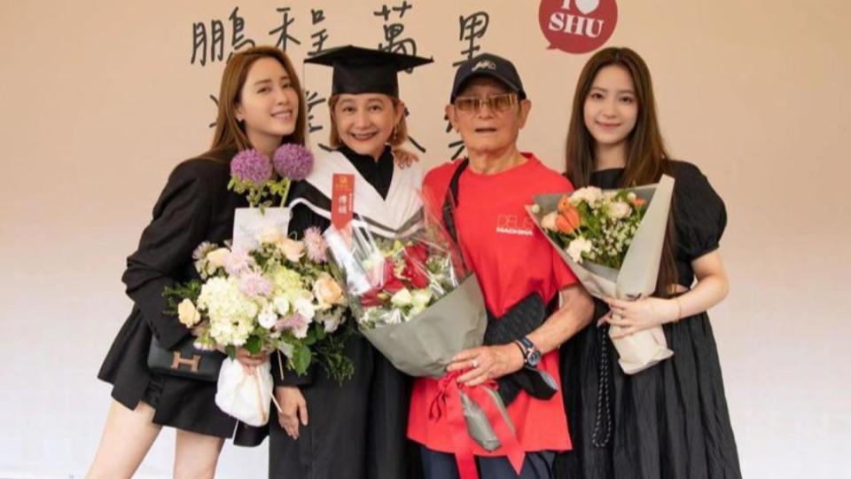 傅娟的爸爸也開心出席畢業典禮。（圖／世新大學）