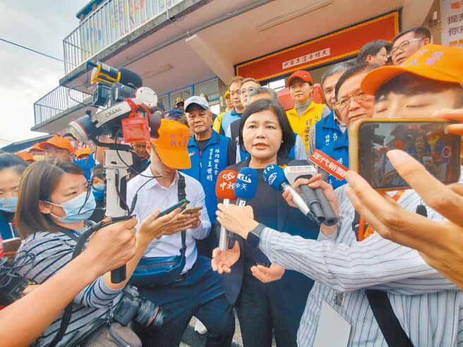 雲林縣長張麗善21日在林內鄉為白沙屯媽祖接駕時也被問及嘉義縣想引湖山水庫水源供應台積電封裝廠使用之事，她表示「媽祖一定會替雲林人爭取公道啦」。（周麗蘭攝）