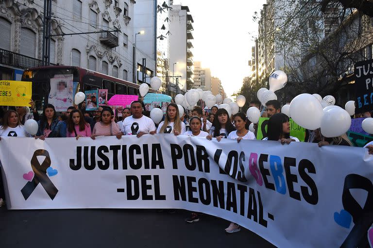 Madres, padres, familiares y allegados de los bebés nacidos sanos que murieron en el Hospital Materno Neonatal Ramón Carrillo, de la ciudad de Córdoba, se movilizaron esta noche por las calles céntricas, reclamaron justicia y cargaron contra el Gobierno de la provincia al señalar que "no solo el exministro de Salud Diego Cardozo es responsable".