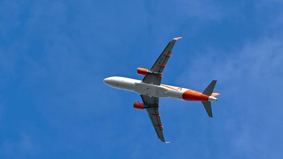 Ein Easyjet-Flugzeug im Anflug auf Berlin.