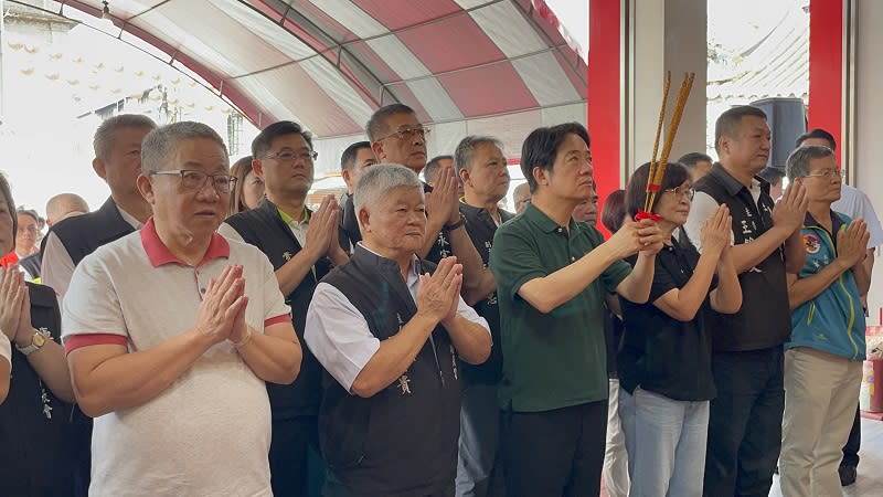 民進黨總統參選人賴清德（前排左3）16日到雲林縣土庫順天宮參香祈福，國民黨雲林縣議長沈宗隆（前排左1）現身，與賴清德同框。（中央社）