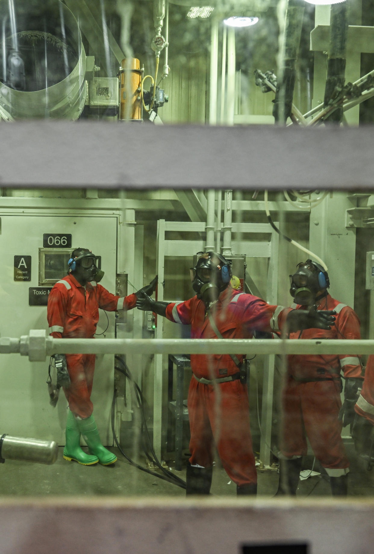 Los operadores de municiones Amira VanDall, a la izquierda, y Shane Hurt trabajando en el Depósito del Ejército Blue Grass en Richmond, Kentucky, el 22 de junio de 2023. (Kenny Holston/The New York Times)
