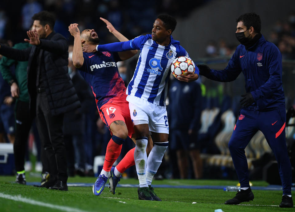 PORTO, PORTUGAL - DECEMBER 07: Wendell of FC Porto clashes with Matheus Cunha of Atletico Madrid leading to him being shown a red card during the UEFA Champions League group B match between FC Porto and Atletico Madrid at Estadio do Dragao on December 07, 2021 in Porto, Portugal. (Photo by Octavio Passos/Getty Images)