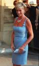 <p>In dem hellblauen Cocktailkleid mit Glitzerpailletten von Jacques Azagury besuchte Diana im Juni 1997 – zwei Monate vor ihrem Tod – eine Aufführung von „Schwanensee“. </p>