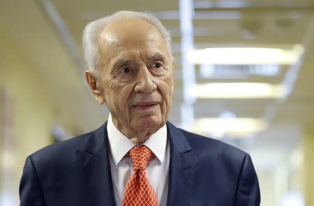 Former Israeli President Shimon Peres delivers a statement to the media as he is discharged from a hospital near Tel Aviv, January 19, 2016. REUTERS/Baz Ratner/File Photo