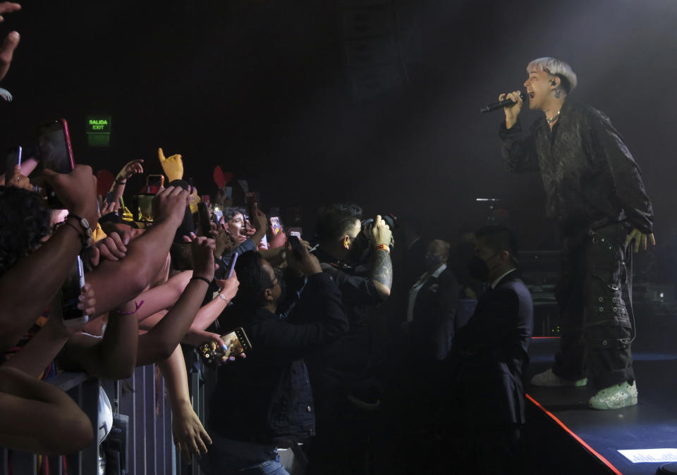 ARCHIVO - Tiago PZK durante un concierto en el Lunario de la Ciudad de México el 3 de mayo de 2022. El artista urbano argentino, que lanzó la versión deluxe de su álbum "Portales" el 30 de marzo de 2023. (Foto AP/Berenice Bautista, archivo)