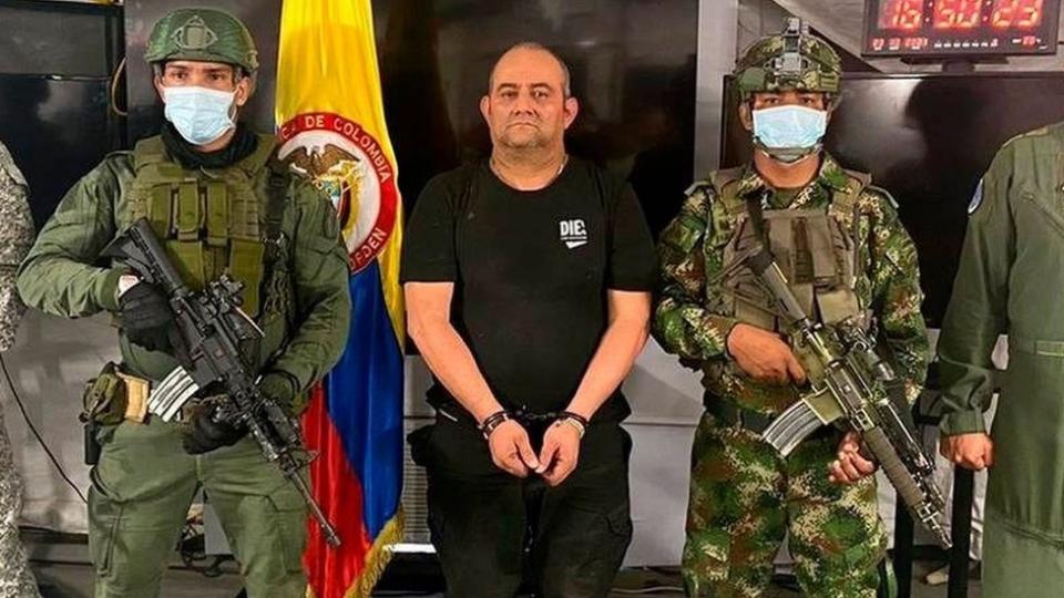 Otoniel capturado por dos militares