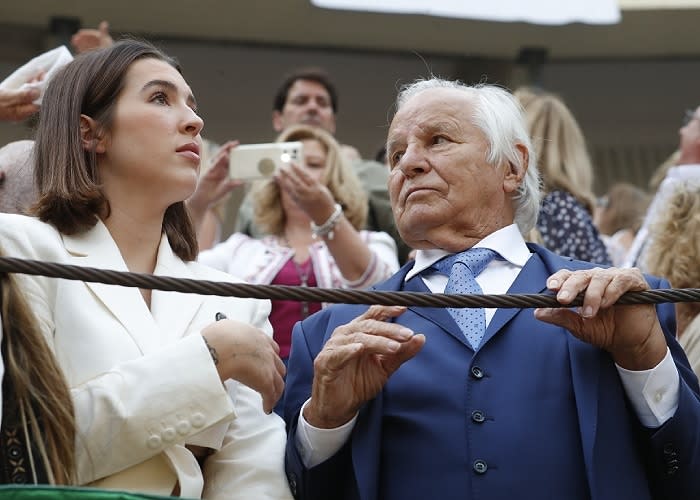 Alba Díaz y su abuelo Manuel 