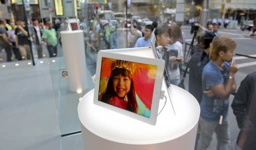 Customers line up outside an Apple store in Sydney on March 16, 2012. Apple has offered to refund Australian customers who felt they had been misled by advertising about 4G capabilities on its new iPad in a regulatory court challenge, reports said