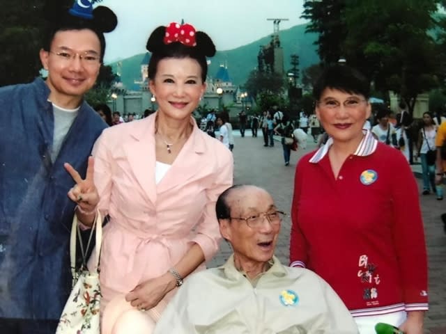 當年香港迪士尼剛開幕，兩人和邵逸夫、方逸華同遊樂園。 （受訪者提供）