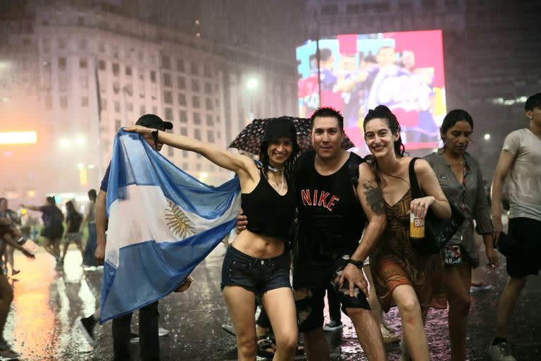 Festejos en el Obelisco por el triunfo de la selección de Argentina frente al equipo de los Países Bajos