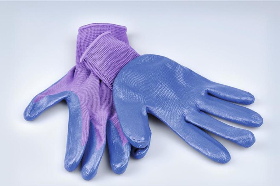 3. 科思創Impranil DLN為部分生物可降解塗料原料，應用於一次性手套等紡織品上更為環保。圖／科思創提供