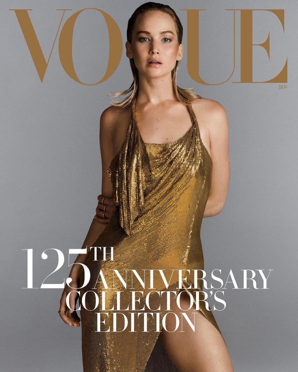 <p>Ganz anders fällt der Look bei Inez and Vinoodh aus. Das Fotografen-Duo präsentiert gern starke, moderne Frauen. Das hoch geschlitzte Paillettenkleid zeigt zwar ebenfalls viel Haut. Hier aber blickt die Oscar-Preisträgerin direkt in die Kamera. Auch ihre aufrechte Pose und die glatt nach hinten frisierten Haare drücken Selbstbewusstsein aus. Der Star wurde während der Cover-Shoots allerdings ständig von Selbstzweifeln gepeinigt. „Es ist schwer, die Kleidung gut aussehen zu lassen, wenn du denkst: Das ist ein Fehler. Ich habe hier gar nichts verloren. Und alle wissen das. Aber dann siehst du die Fotos und sie sehen großartig aus“, sagte Lawrence in einem Making-of-Video. (Bild: Vogue) </p>