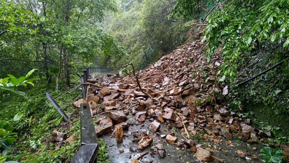 滿月圓國家森林遊樂區健行步道0.5k上邊坡土石崩落。   圖：林業保育署新竹分署／提供