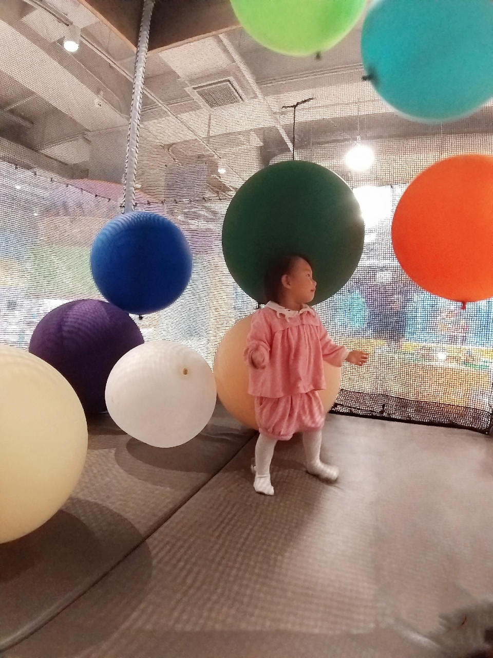 大風吹氣球 體積頗大的氣球，被人氣流吹至在空中盤旋，小朋友可跳起拍打，或用雙臂將氣球抓緊，玩法任你決定。