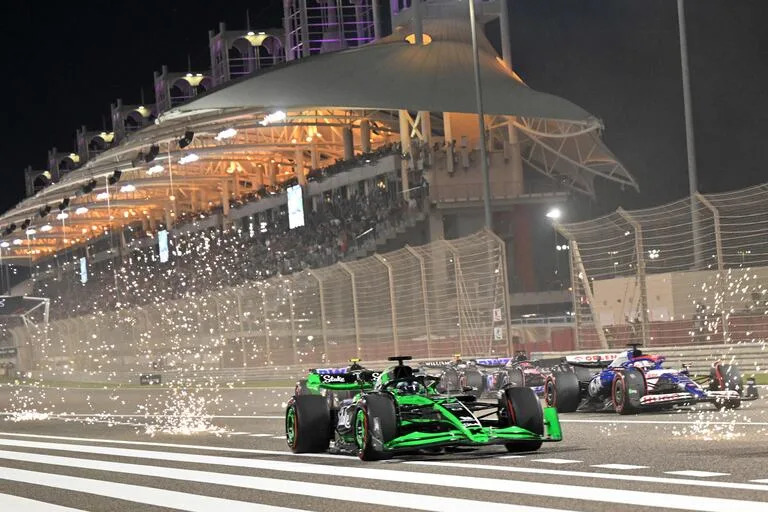 Valtteri Bottas y Daniel Ricciardo en batalla en el circuito de Sakhir, durante el Gran Premio de Bahréin 2024; Sauber y RB, dos de los equipos que observan con esperanza los cambios para 2025