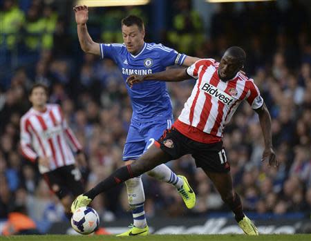 Chelsea's John Terry (L) challenges Sunderland's Jozy Altidore during their English Premier League soccer match at Stamford Bridge in London, April 19, 2014. REUTERS/Philip Brown