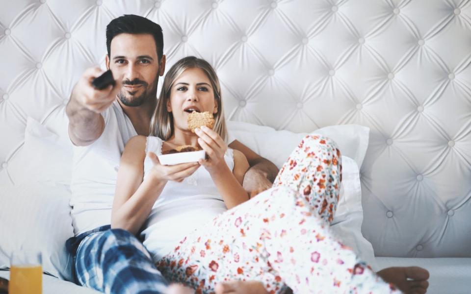 Couple eating snack - Getty Images