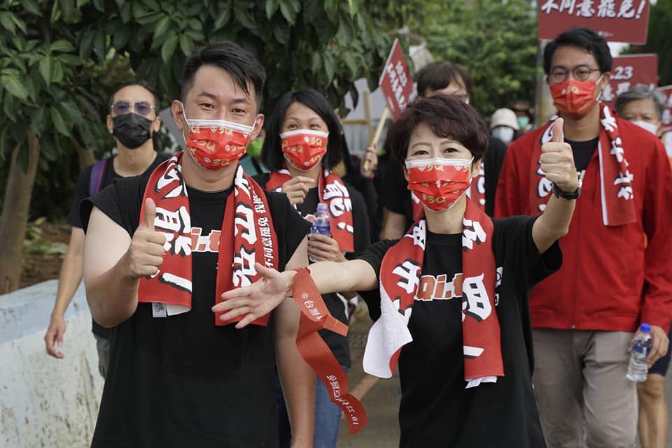 民進黨立委陳亭妃昨日也現身，陪伴陳柏惟走上街頭，爭取選民投下不同意罷免票。   圖：擷取自陳亭妃臉書