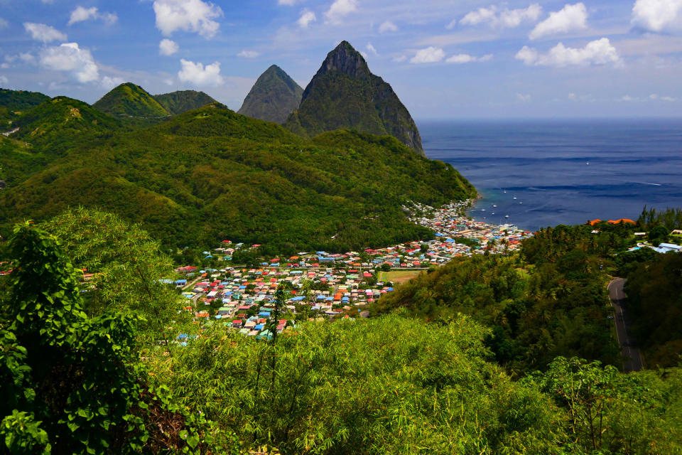 Pitons – St. Lucias Naturwunder: Atemberaubende Schönheit und majestätische Pracht der markanten Doppelgipfel, die das Wahrzeichen dieser Karibikinsel sind. - Copyright: picture alliance / San Diego Union-Tribune | Doug Hansen