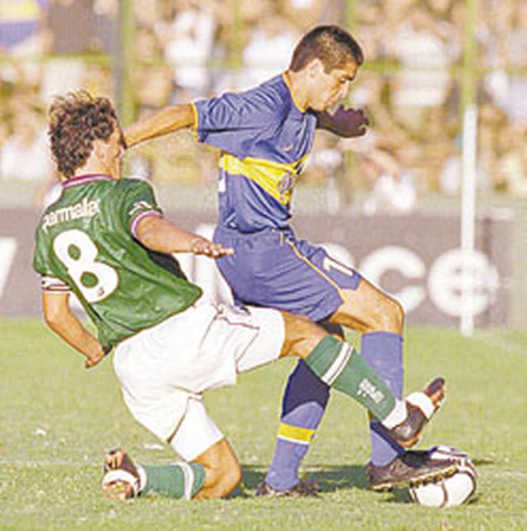 Boca vuela con Riquelme: pelota al pie, elude la marca de Grana; el volante fue la figura del partido y autor del primer tanto -un golazo- que marcó el camino de la victoria ante Ferro.