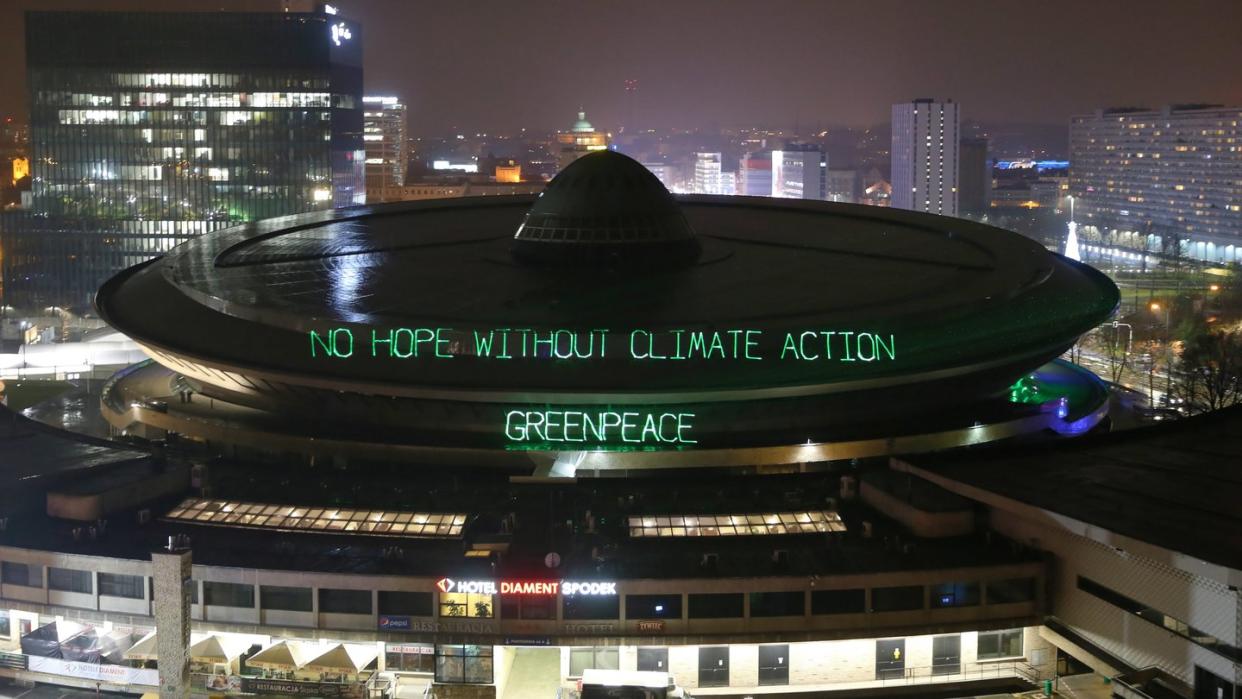 Greenpeace beleuchtet den Mehrzweck-Arenenkomplex «Spodek» mit den Worten «No hope without climate action - Greenpeace». Foto: Andrzej Grygiel/PAP