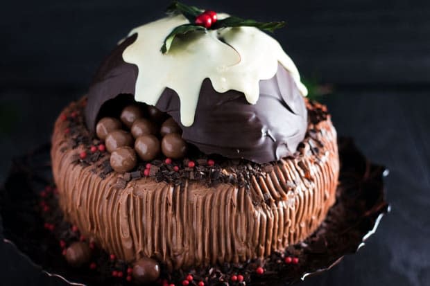 <p><a href="https://www.errenskitchen.com/chocolate-christmas-smash-cake/" rel="nofollow noopener" target="_blank" data-ylk="slk:Erren's Kitchen" class="link ">Erren's Kitchen</a></p>