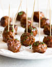 <p>Pour cette recette, on recouvre les boulettes de sauce BBQ et de gelée de poivre. Un combo à tomber !</p><p>Découvrir la recette <a href="https://www.girlgonegourmet.com/spicy-meatball-bites/" rel="nofollow noopener" target="_blank" data-ylk="slk:ici;elm:context_link;itc:0;sec:content-canvas" class="link ">ici</a></p><br>