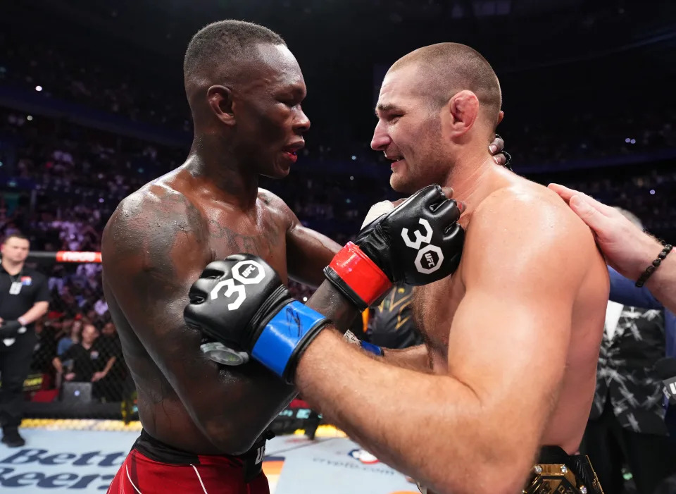 SYDNEY, AUSTRÁLIA - 10 DE SETEMBRO: (RL) Sean Strickland e Israel Adesanya da Nigéria conversam após a luta pelo título dos médios do UFC durante o evento UFC 293 na Qudos Bank Arena em 10 de setembro de 2023 em Sydney, Austrália.  (Foto de Chris Unger/Zuffa LLC via Getty Images)