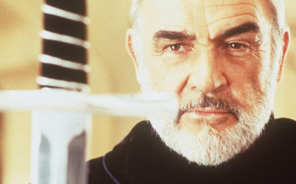 Sean Connery spielte Könige (wie hier in "Der 1. Ritter", 1995) und Ritter ("Camelot", 1984) - dem Mann musste man vorab wahrscheinlich nicht mehr viel erklären, als er im Jahr 2000 auch im echten Leben zum Ritter geschlagen wurde. Seither heißt es standesgemäß: "Sir Sean Connery". Welche Stars noch in den Ritterstand erhoben wurden, zeigt die Galerie. (Bild: Getty Images)