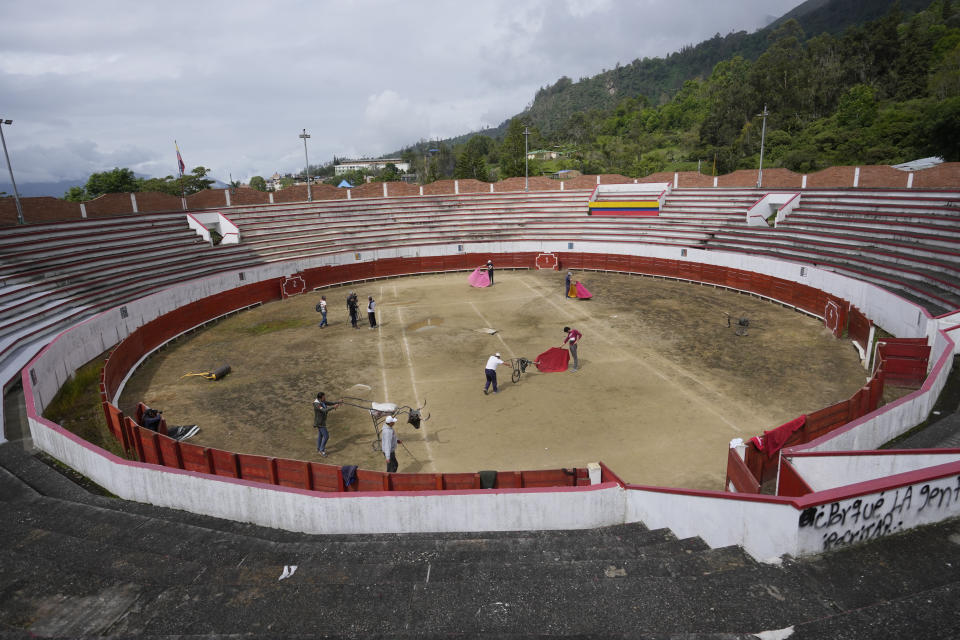 El torero colombiano Sebastián Caqueza, de 33 años, en el centro, practica en la plaza de Choachí, Colombia, el sábado 22 de junio de 2024. (AP Foto/Fernando Vergara)